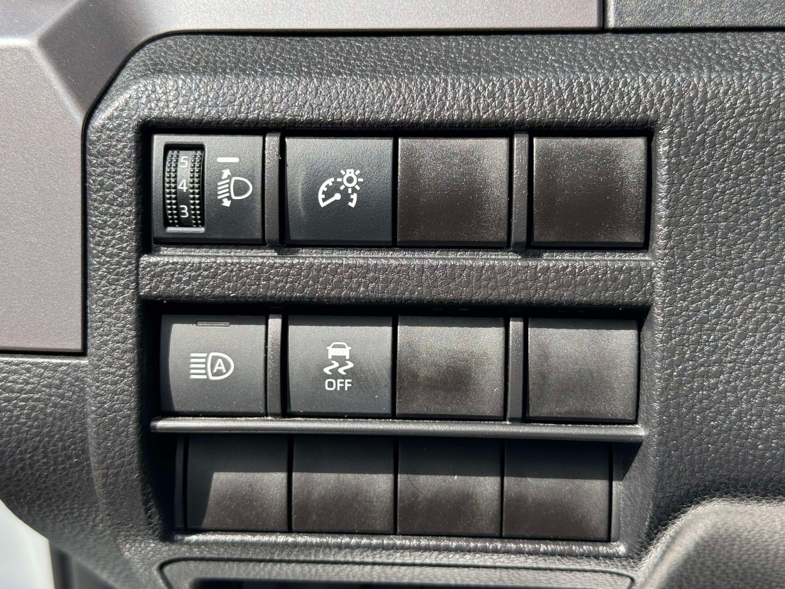 Used 2025 Toyota Tacoma SR5 AWD/4WD image 19