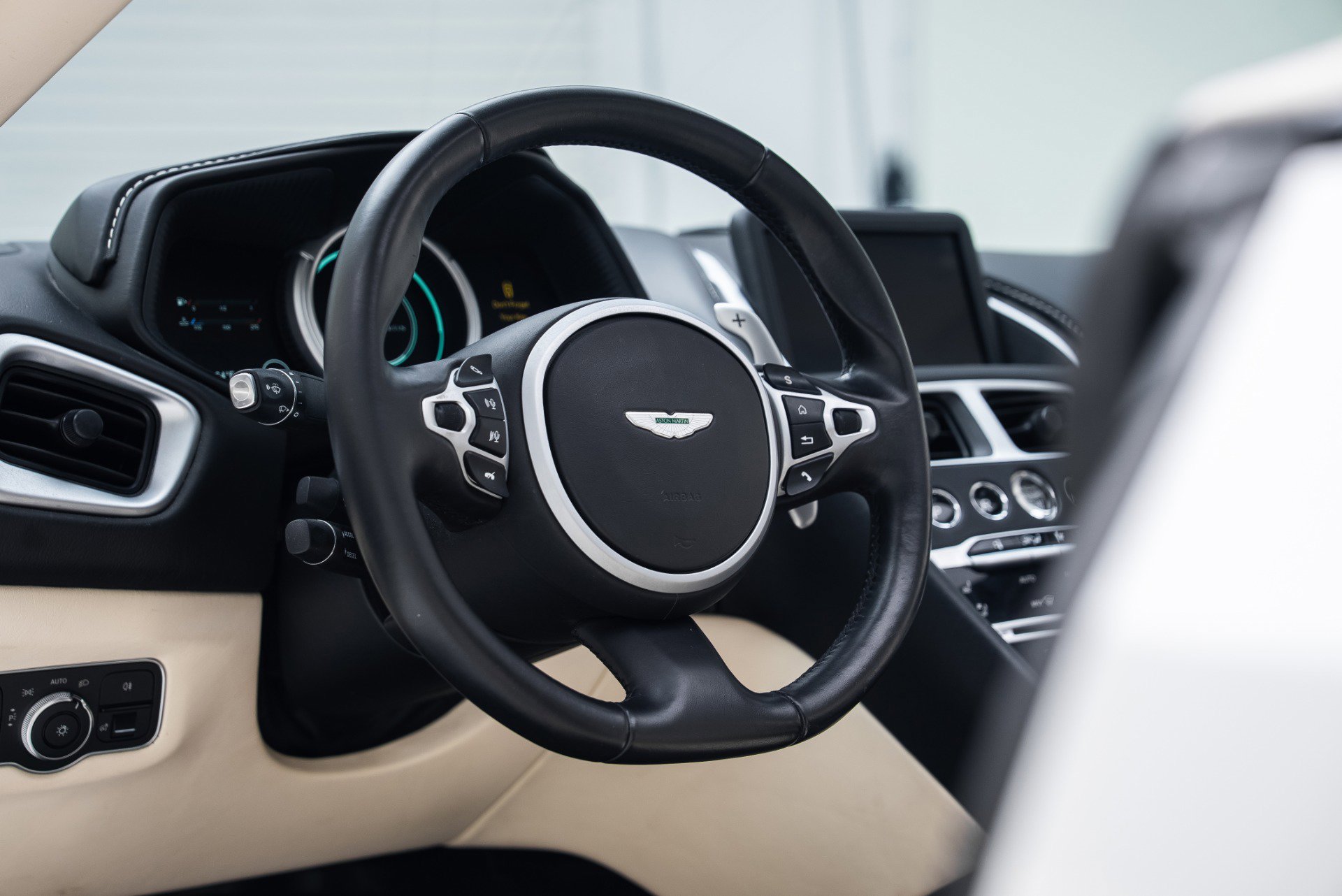 Used 2020 Aston Martin DB11 Volante image 30