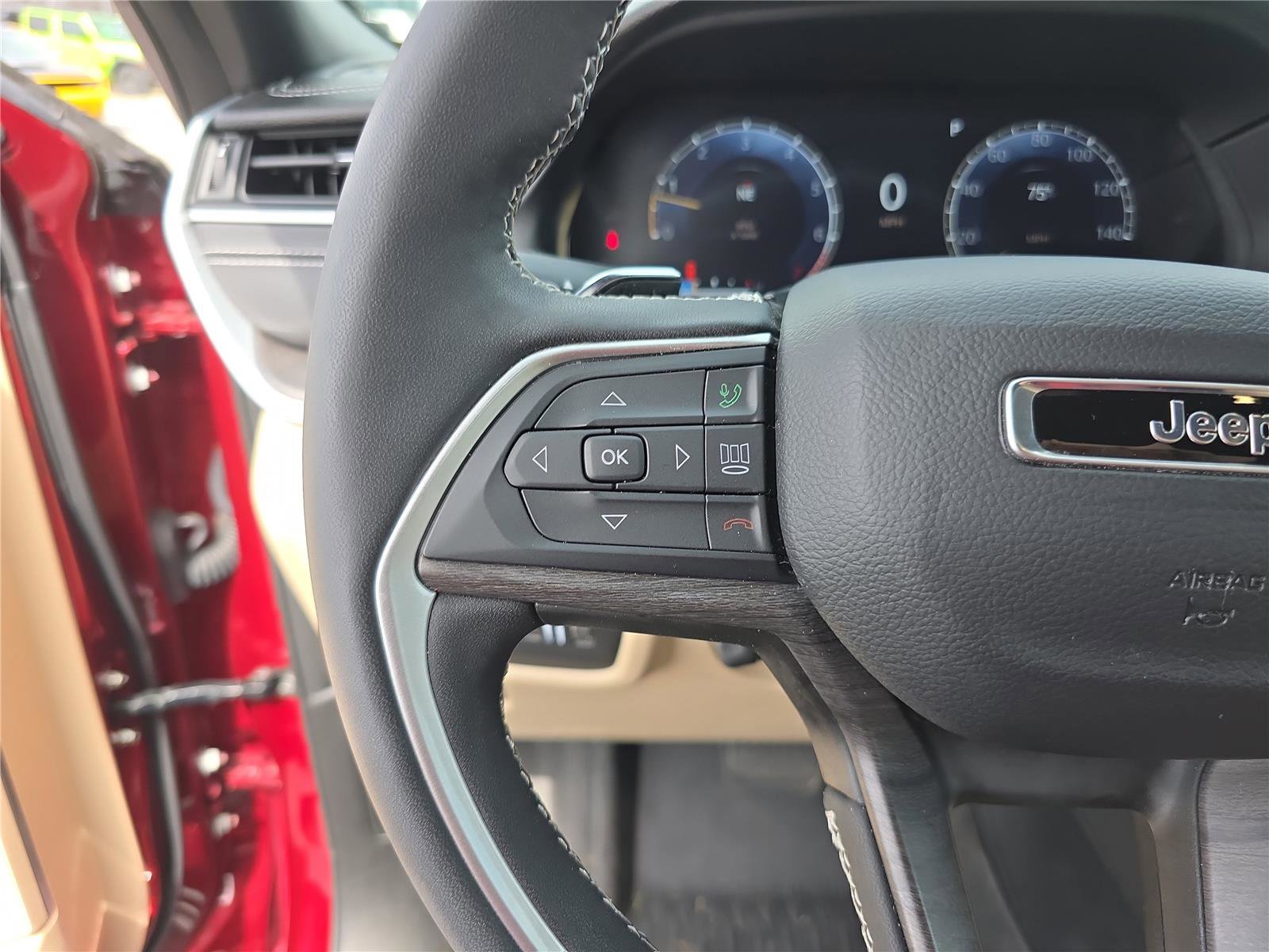 Used 2025 Jeep Grand Cherokee Limited w/ Luxury Tech Group II image 33