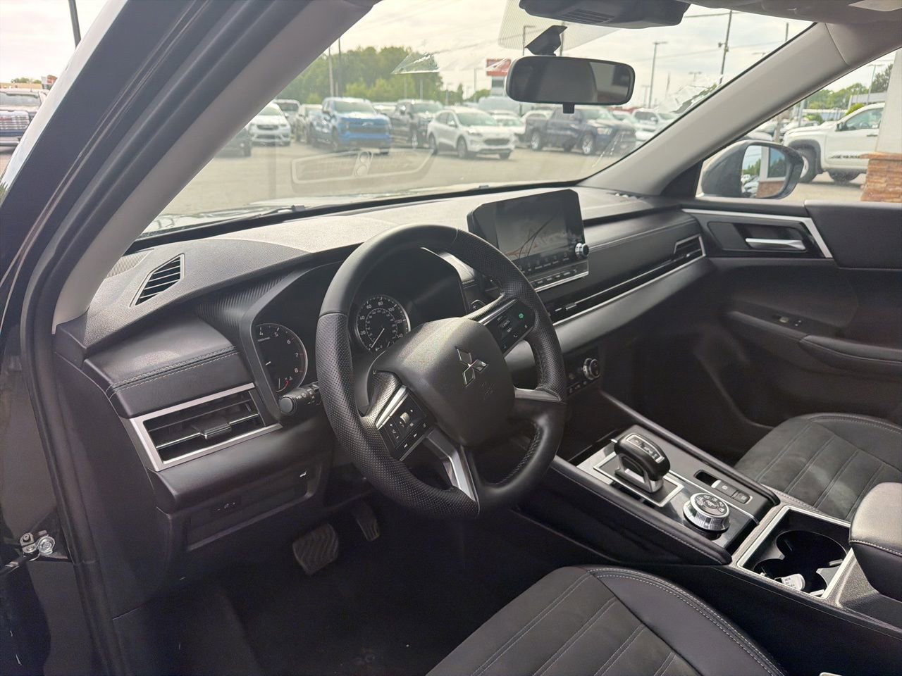 Used 2024 Mitsubishi Outlander SE AWD/4WD image 4