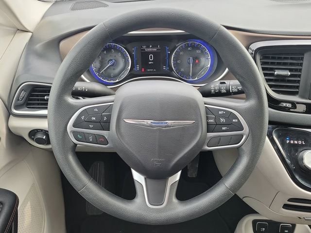 Used 2017 Chrysler Pacifica Touring image 30