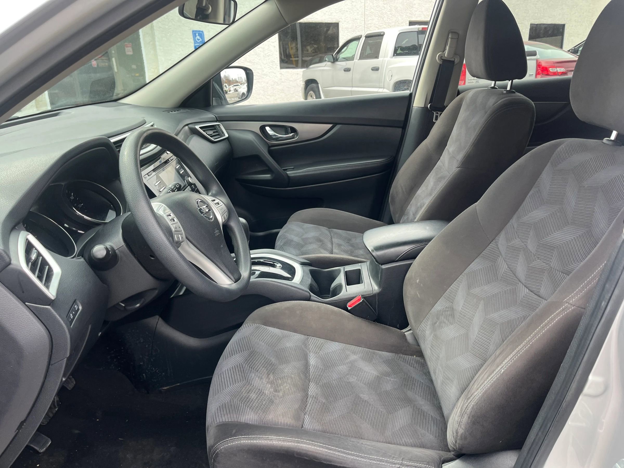 Used 2015 Nissan Rogue SV image 6