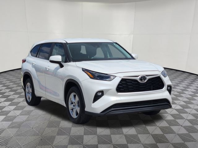 Used 2023 Toyota Highlander LE image 2
