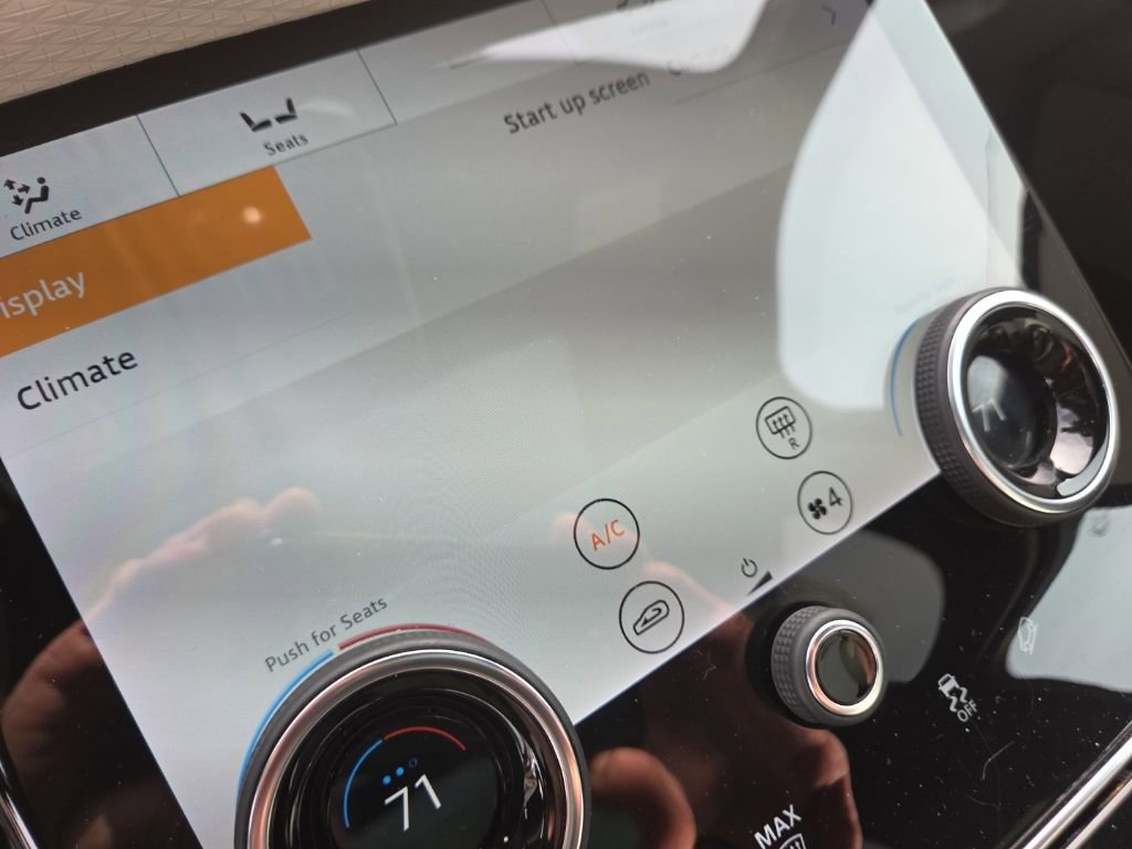 Used 2019 Land Rover Range Rover Velar R-Dynamic SE image 32