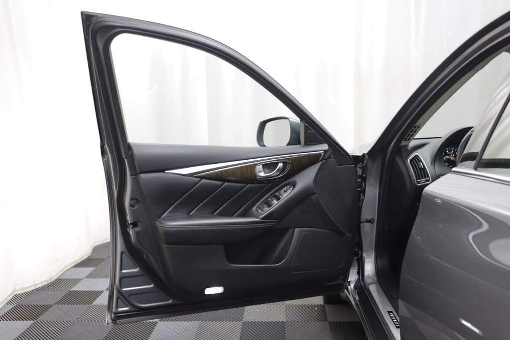 Used 2019 INFINITI Q50 Luxe w/ Essential Package (3.0T Luxe) AWD/4WD image 4