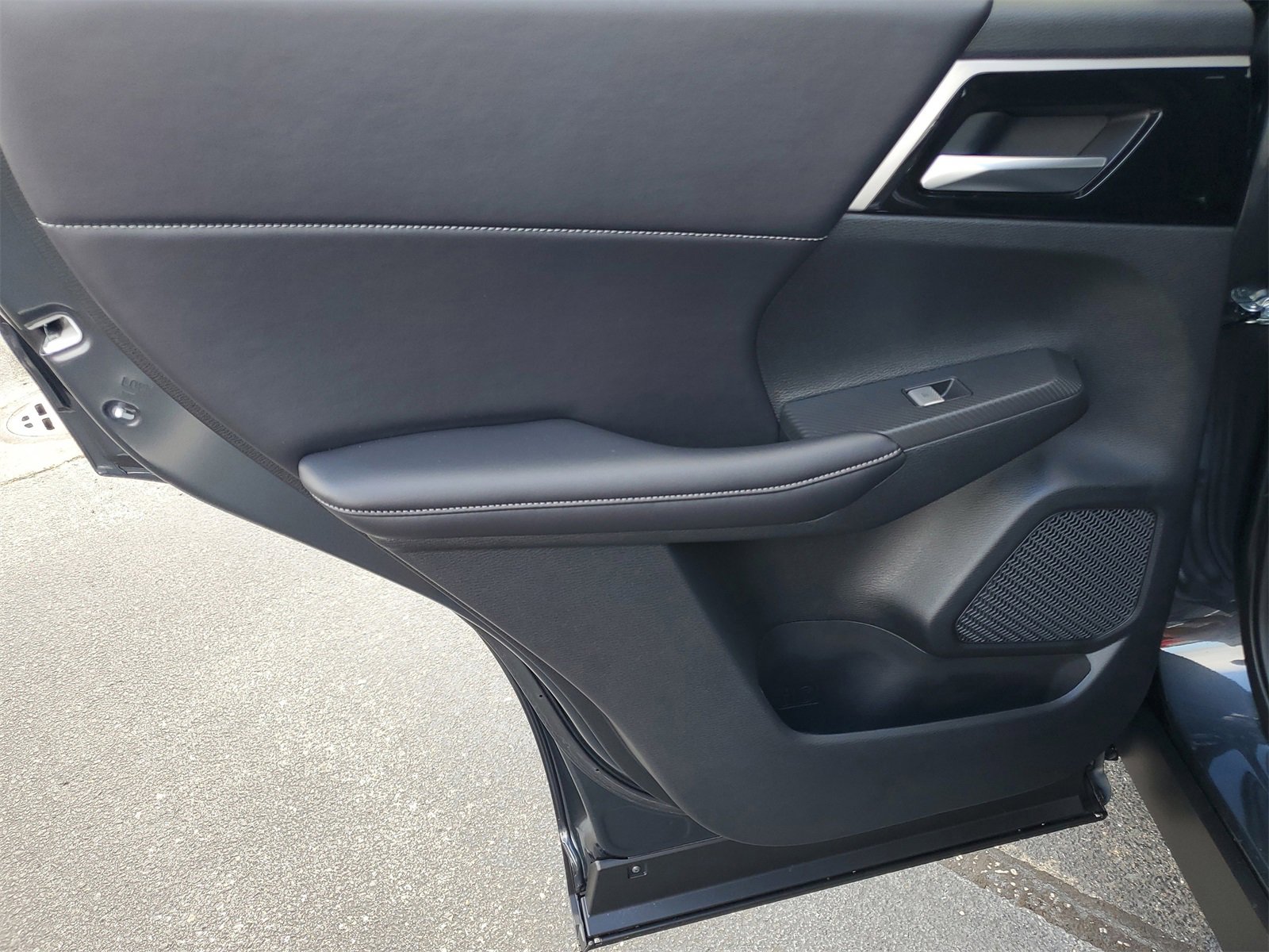 New 2025 Mitsubishi Outlander SE image 23