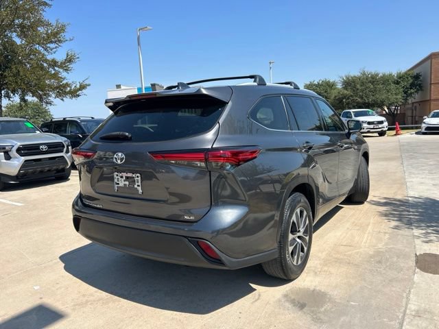 Used 2022 Toyota Highlander XLE FWD image 3