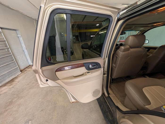 Used 2004 GMC Envoy SLT AWD/4WD image 24