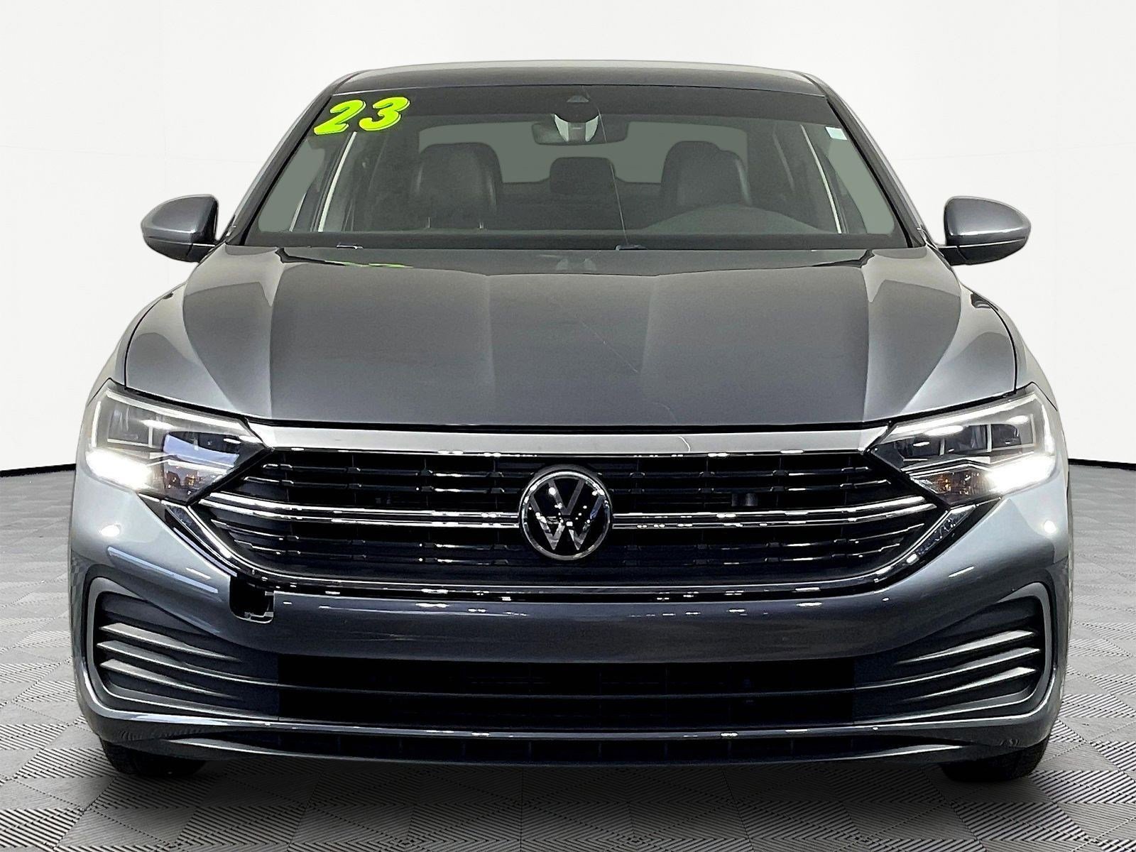 Used 2023 Volkswagen Jetta SE FWD image 2