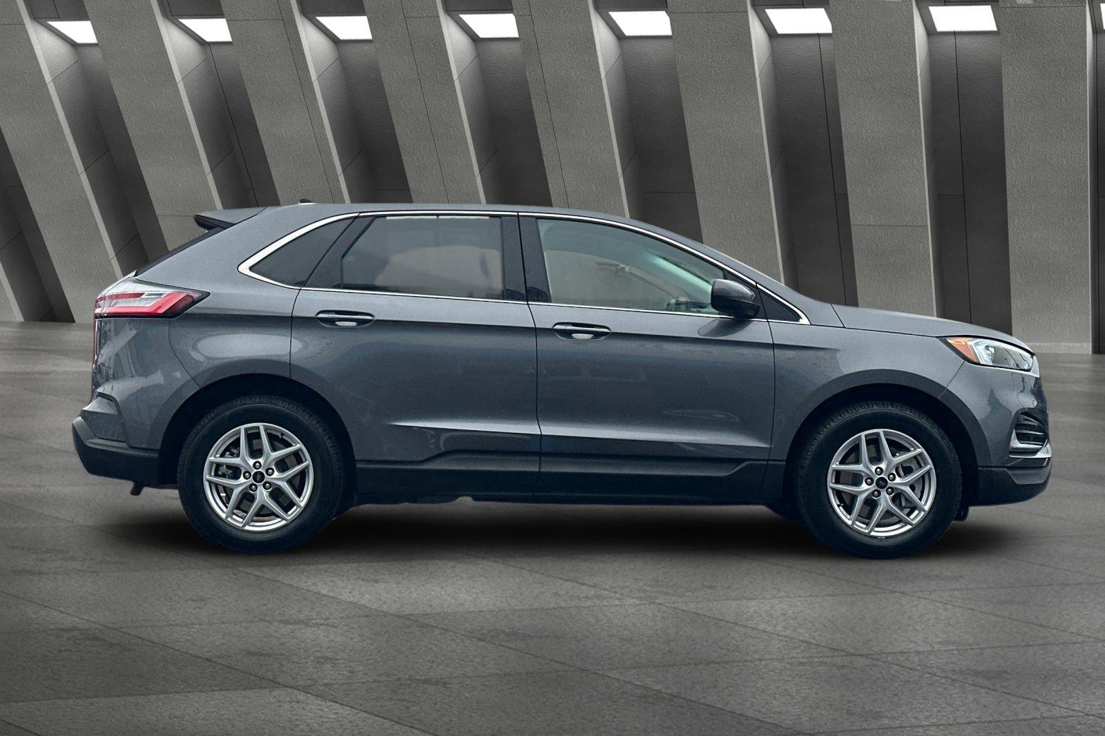 Used 2024 Ford Edge SEL image 3