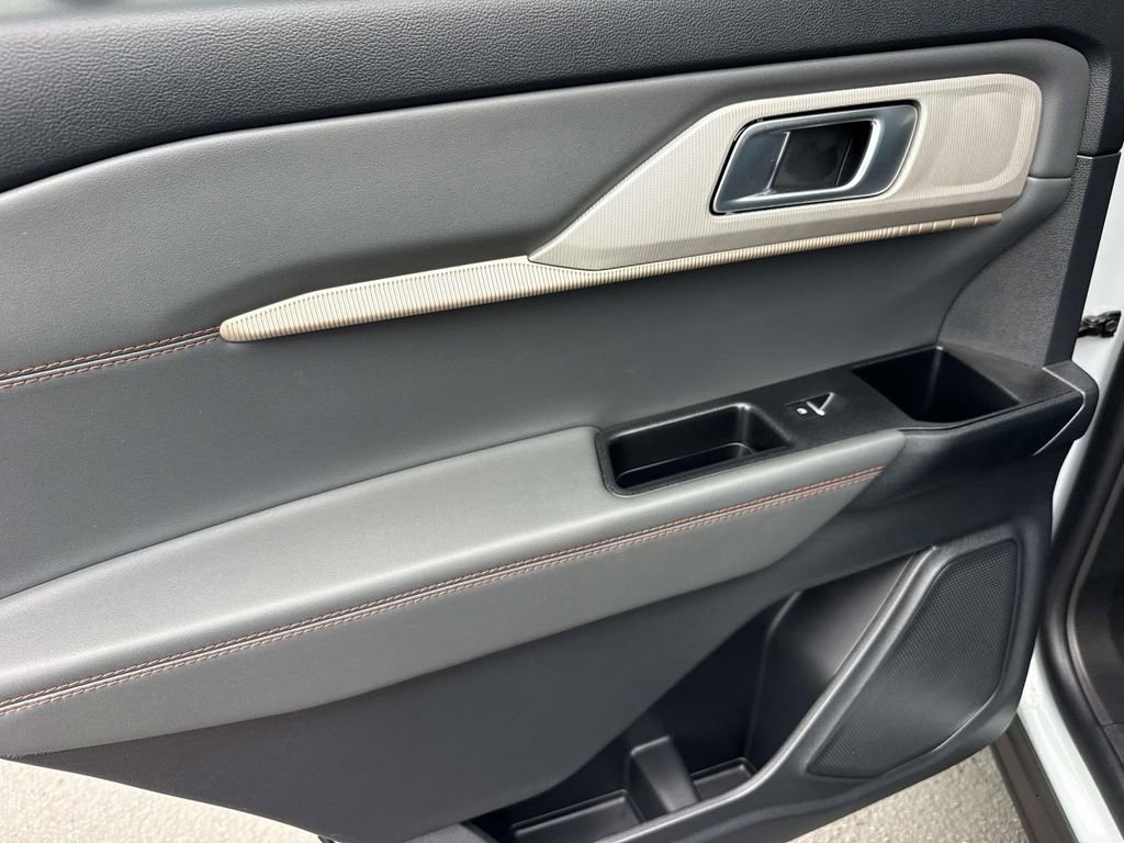 Used 2025 Ford Explorer Active image 7