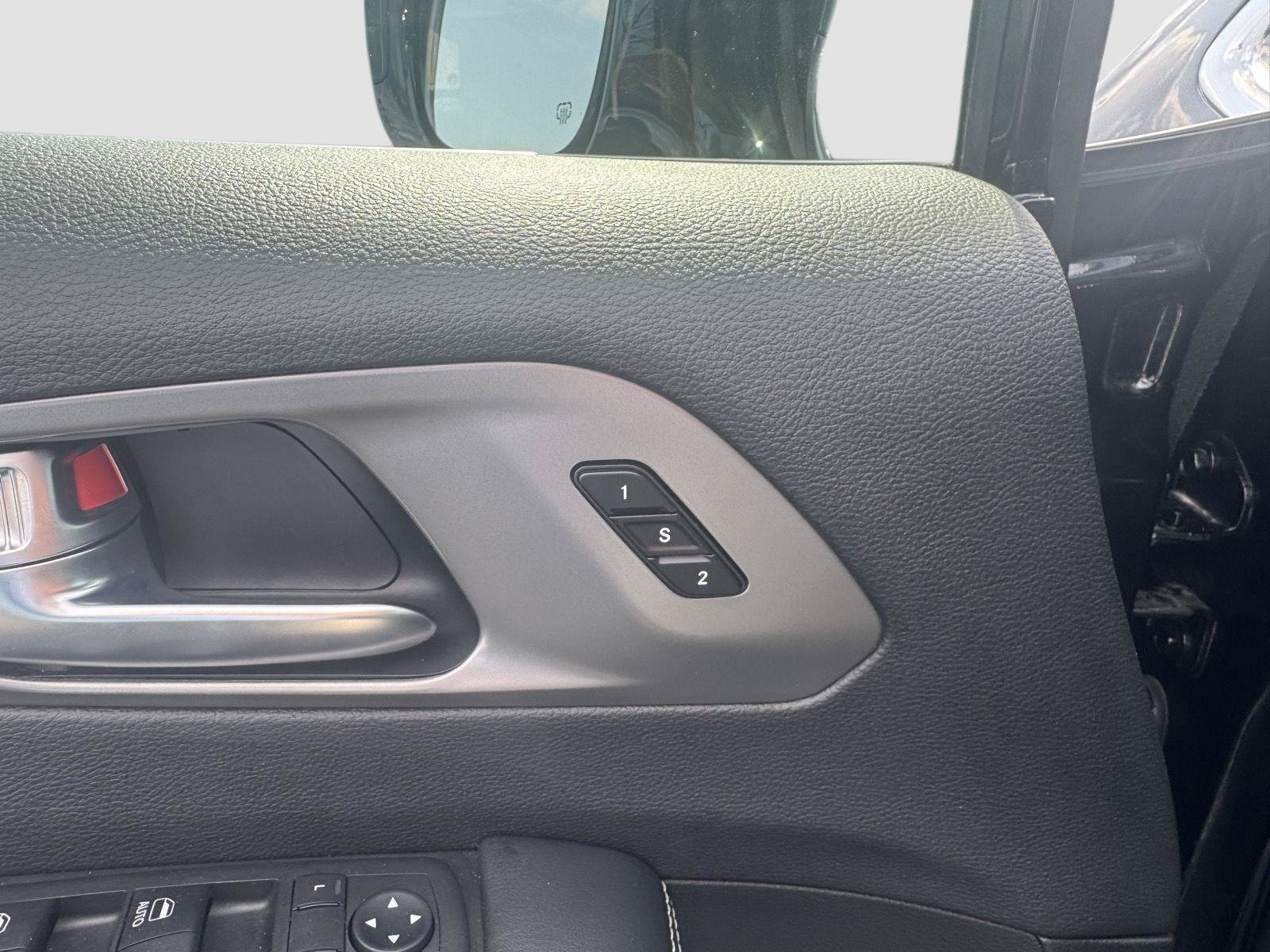 Used 2025 Chrysler Pacifica Select FWD image 28