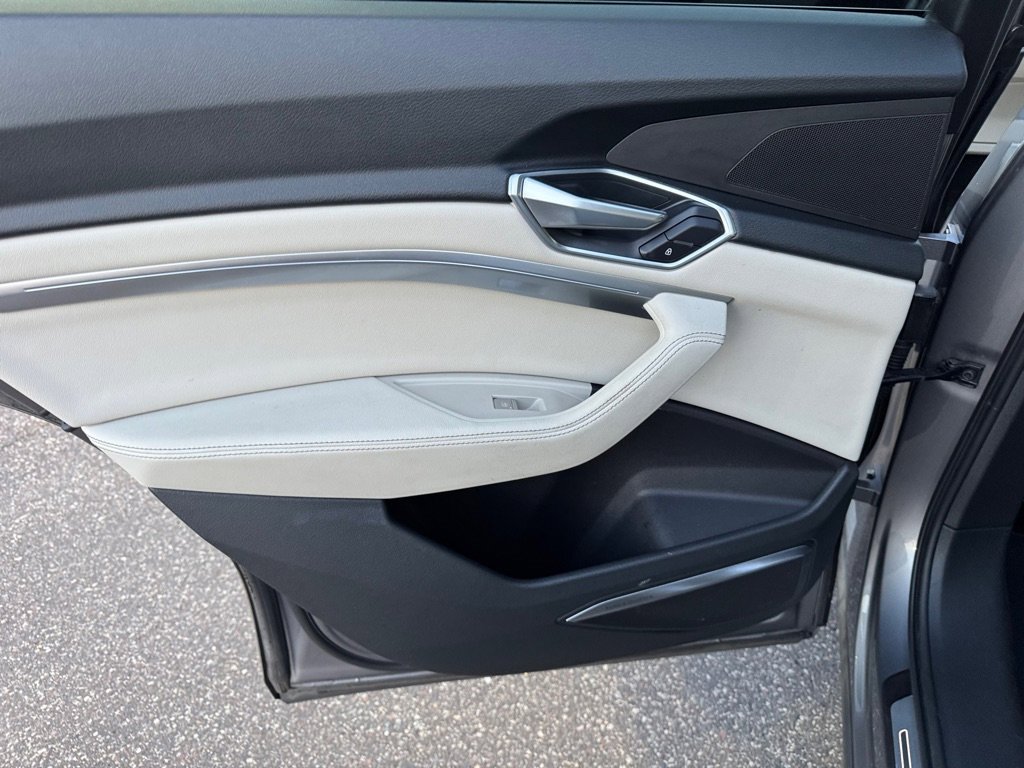 Used 2019 Audi e-tron Premium Plus image 23
