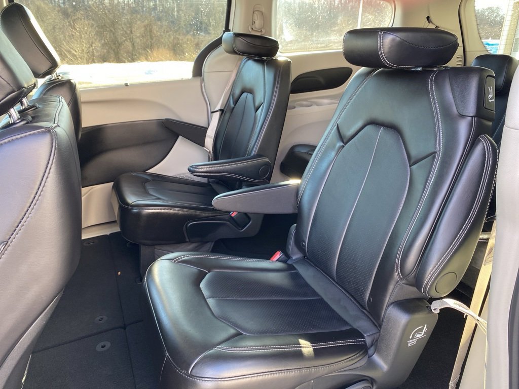 Used 2024 Chrysler Pacifica Touring-L image 23