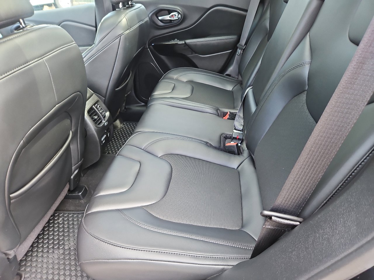 Used 2020 Jeep Cherokee Latitude Plus image 24