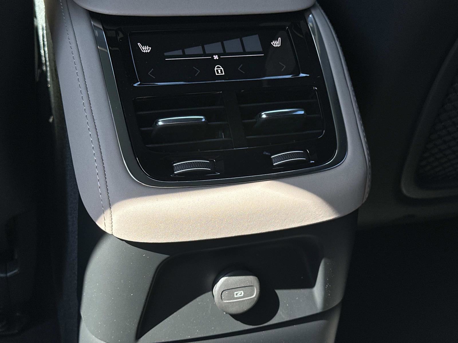 New 2026 Volvo XC90 T8 Plus image 10