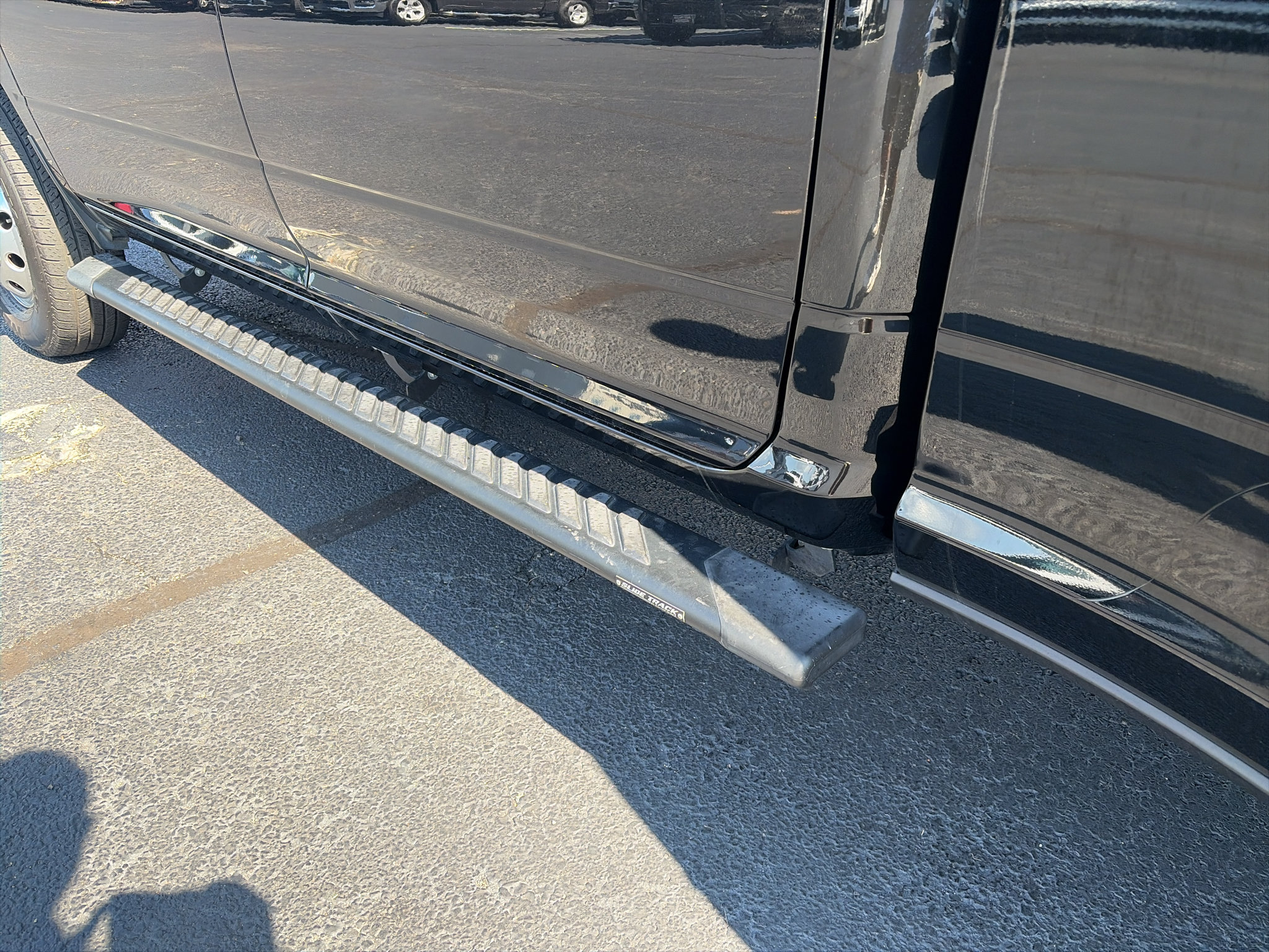 Used 2025 RAM 3500 Laramie AWD/4WD image 9