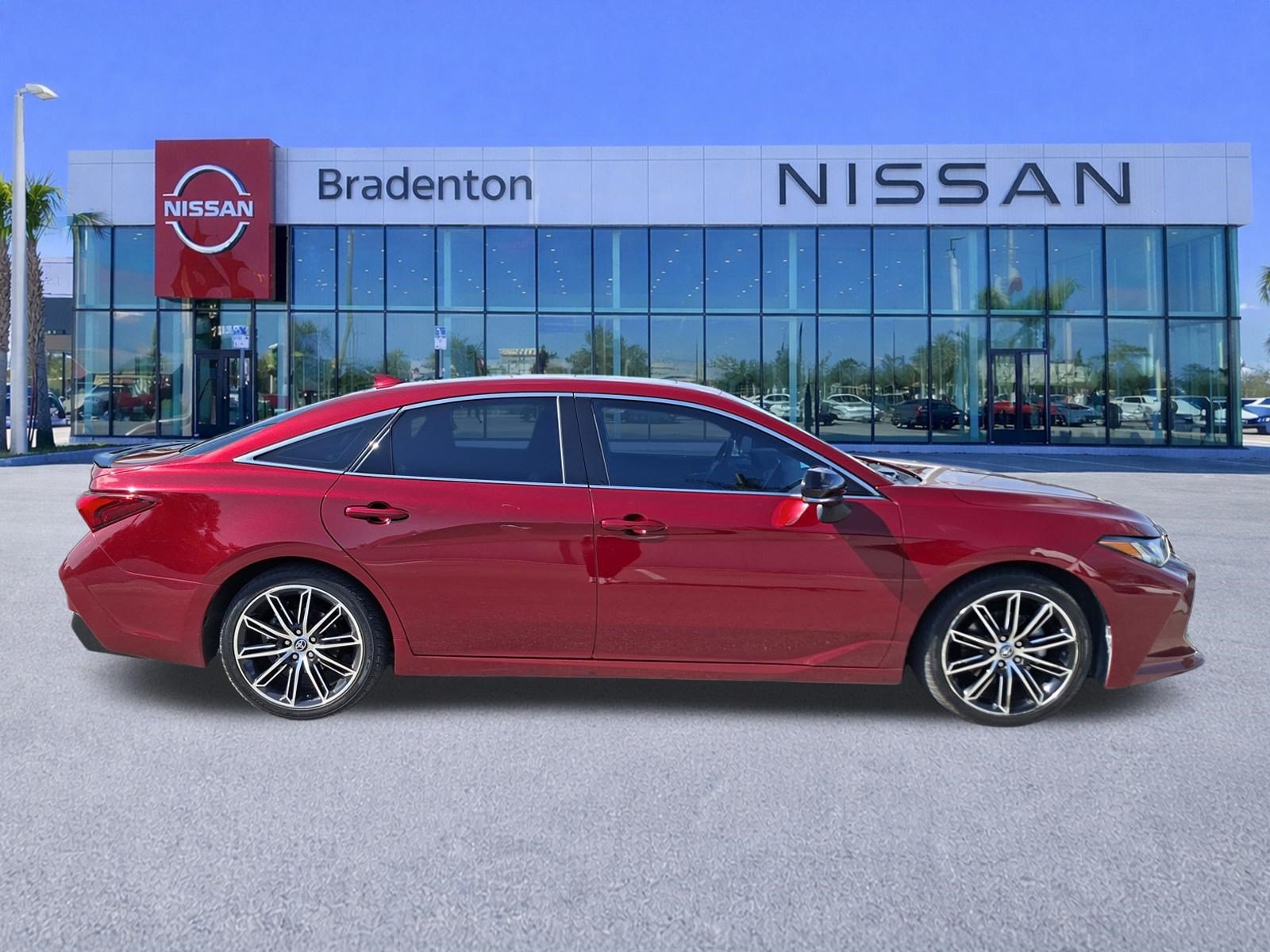 Used 2019 Toyota Avalon Touring FWD image 4