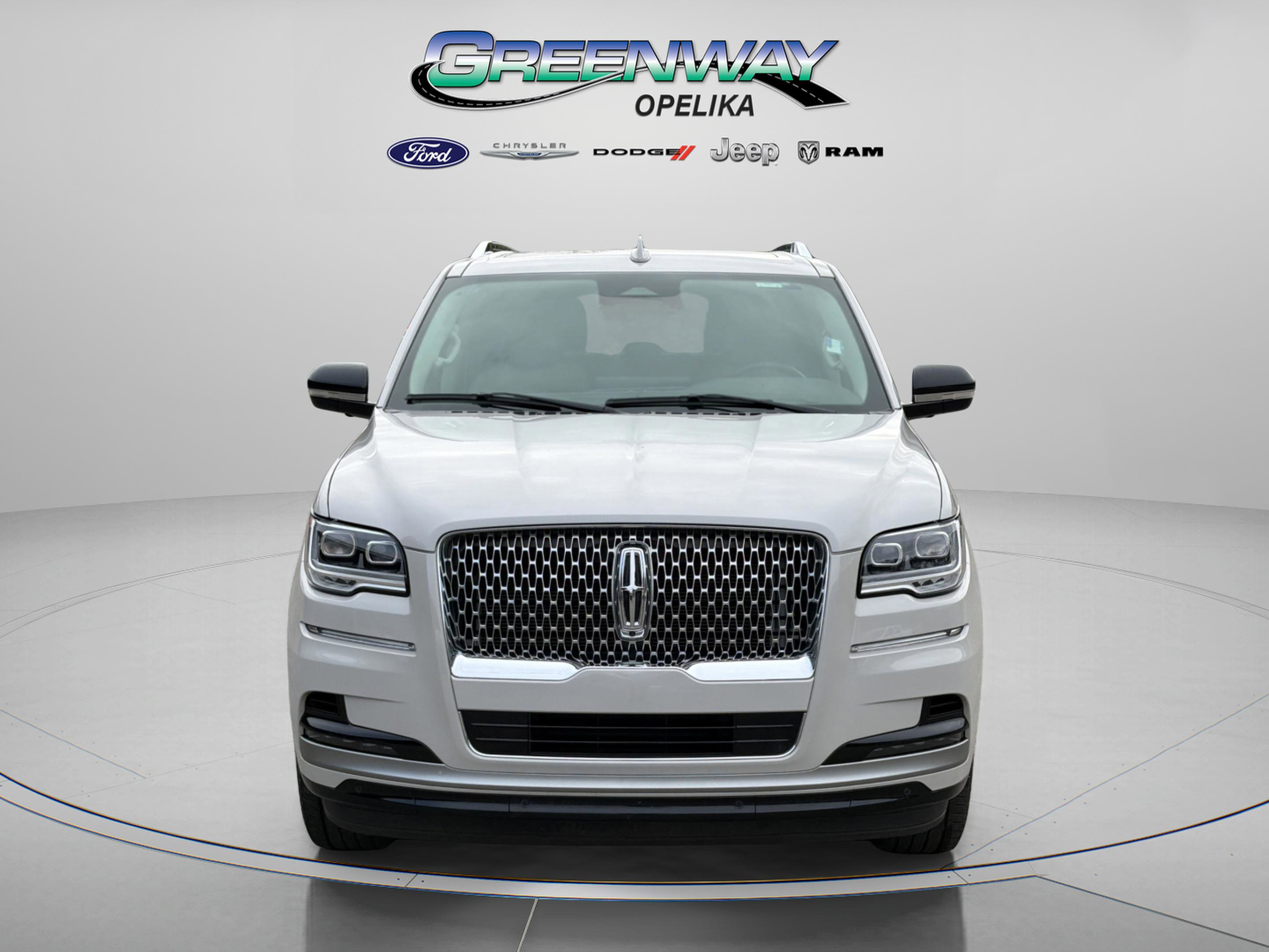 Used 2024 Lincoln Navigator Premiere image 2