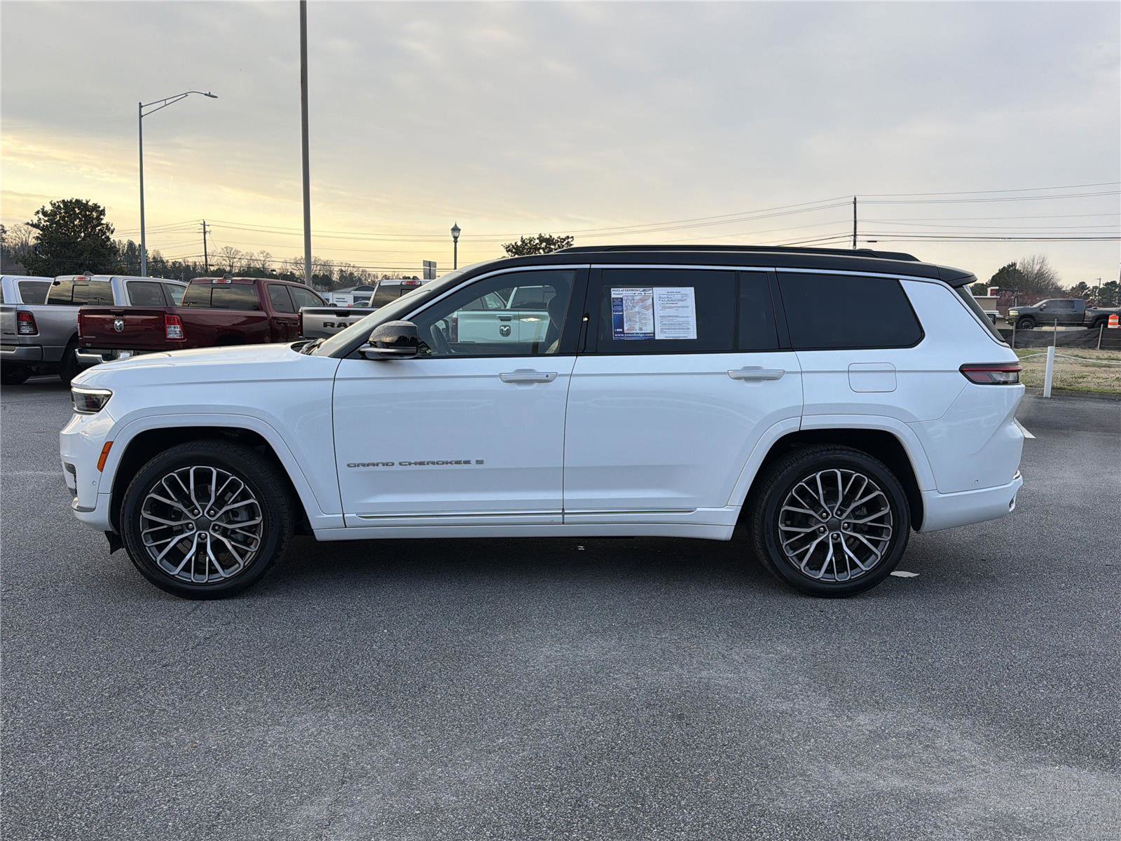 Used 2024 Jeep Grand Cherokee L Summit image 9