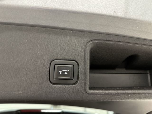 Used 2023 GMC Terrain SLT image 25