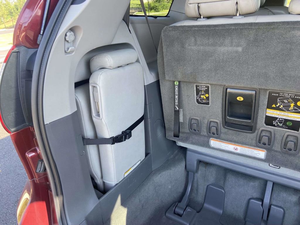 Used 2016 Toyota Sienna XLE FWD image 12