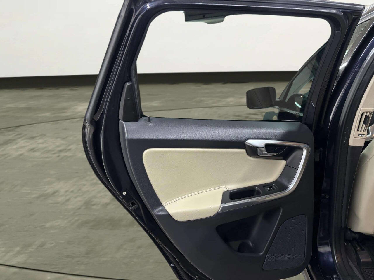 Used 2016 Volvo XC60 T6 w/ Proximity Package AWD/4WD image 13