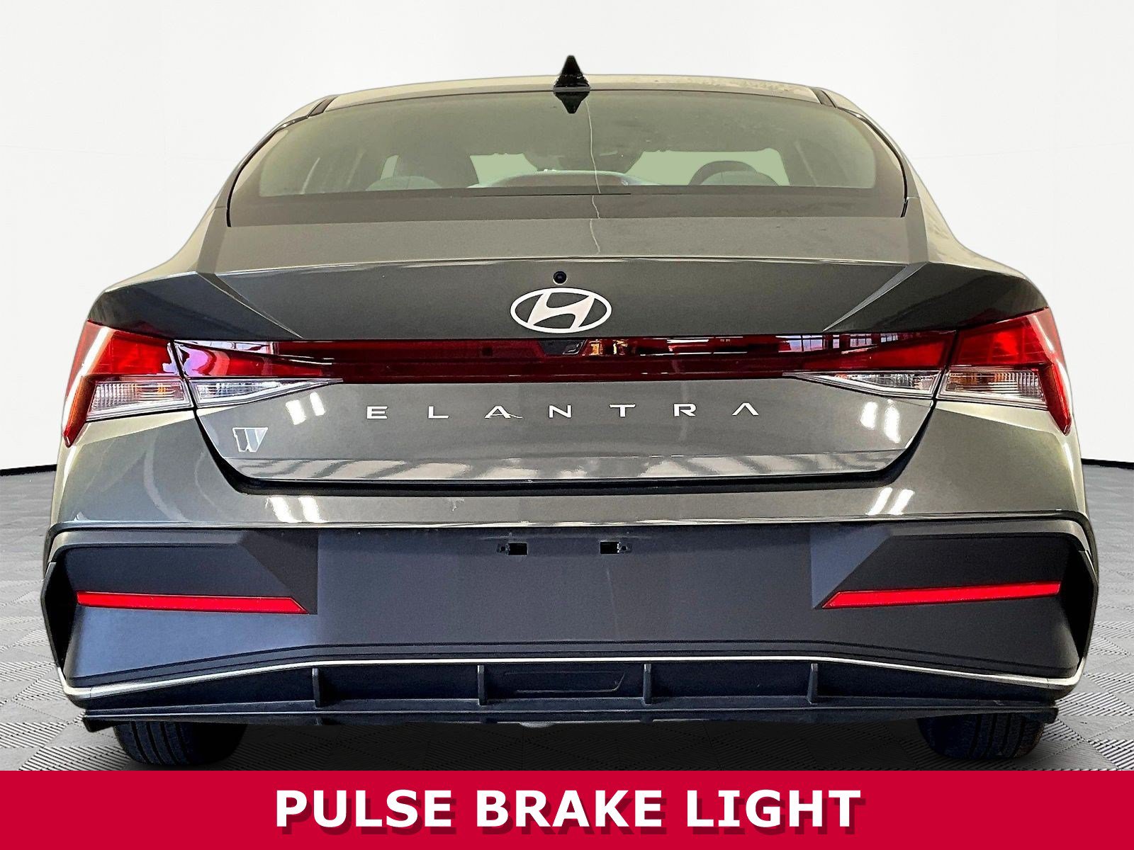Used 2025 Hyundai Elantra SE FWD image 5