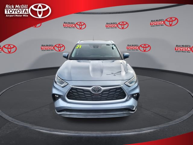 Used 2021 Toyota Highlander XLE AWD/4WD image 3