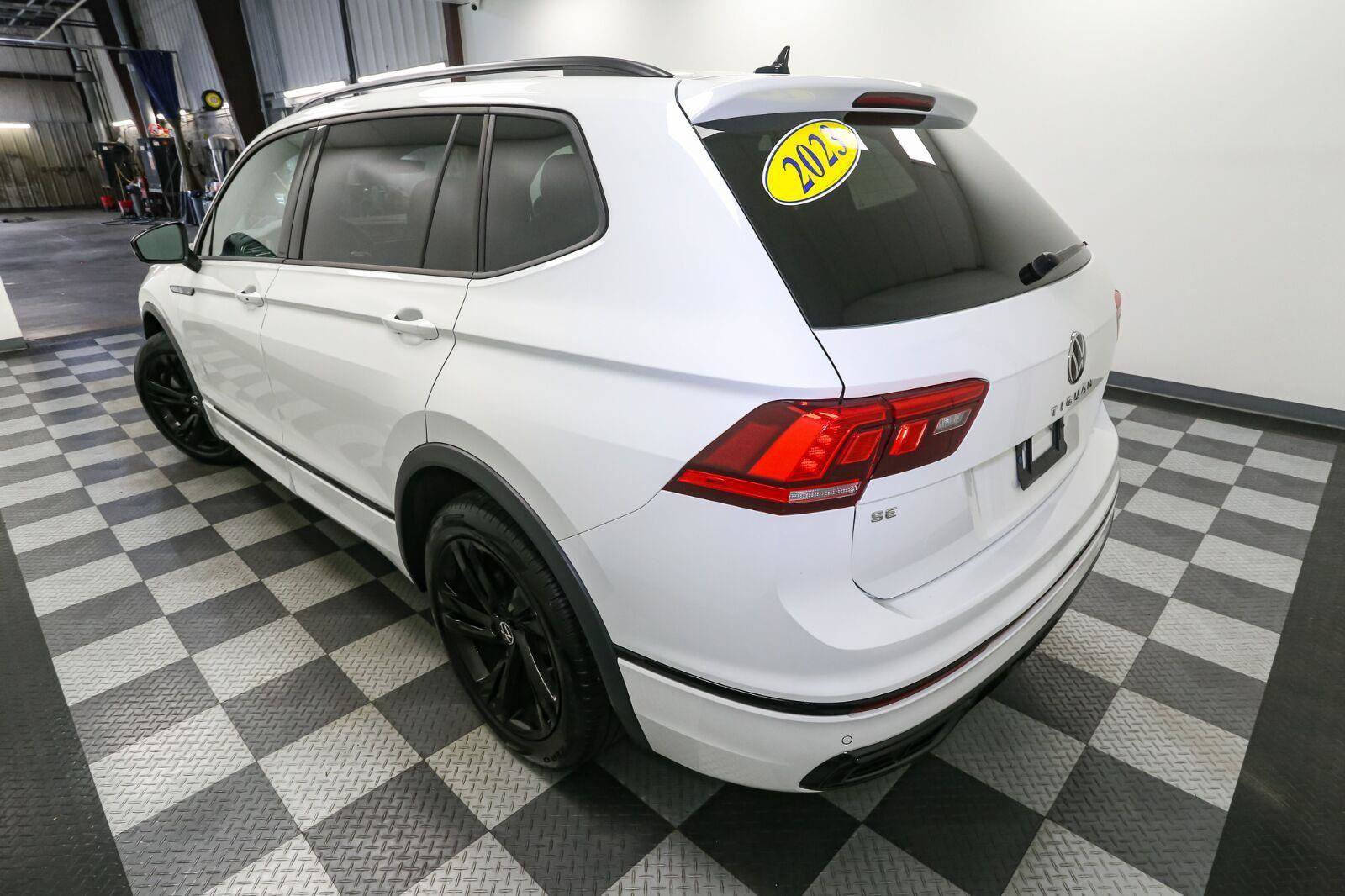 Certified 2023 Volkswagen Tiguan SE R-Line AWD/4WD image 12