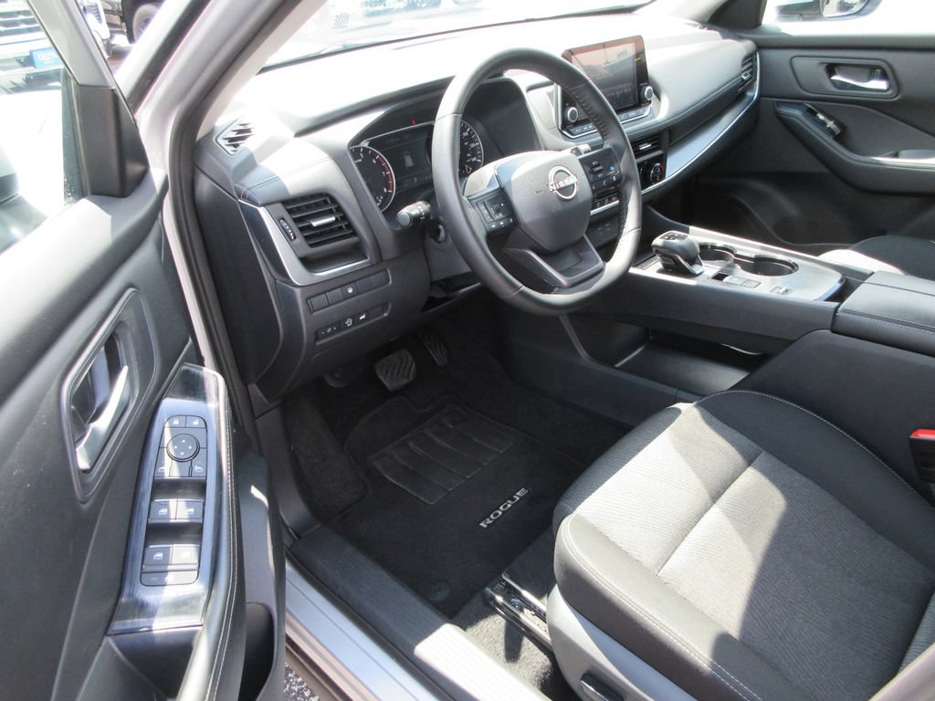Used 2025 Nissan Rogue SV FWD image 11