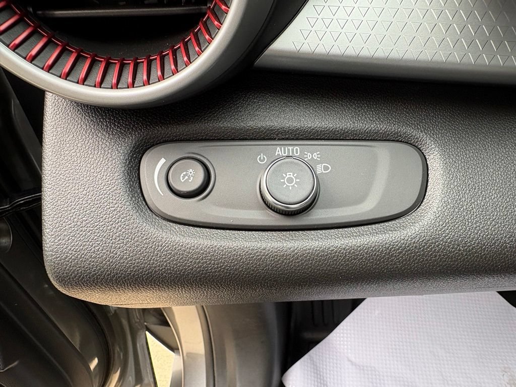 Used 2025 Chevrolet Trax RS w/ Sunroof Package FWD image 17