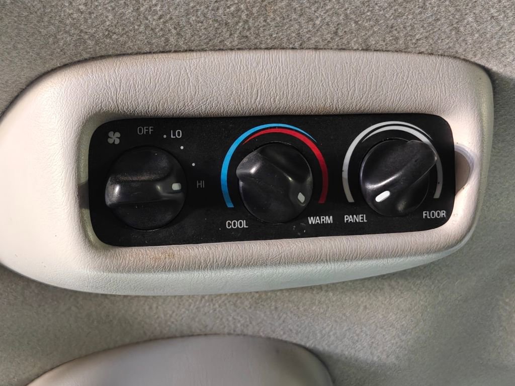 Used 2004 Ford Excursion XLT AWD/4WD image 25