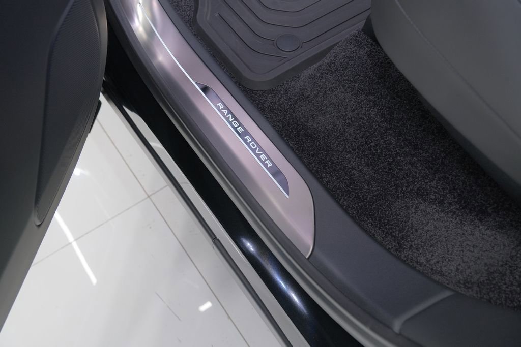 Used 2026 Land Rover Range Rover Long Wheelbase SE image 37