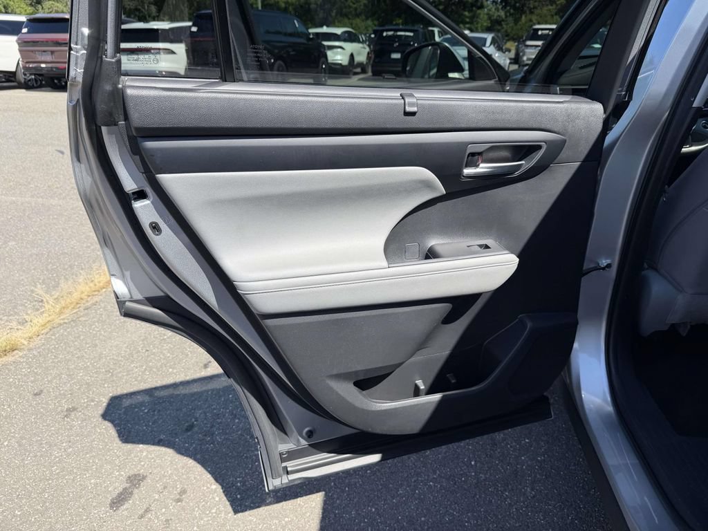 Used 2023 Toyota Highlander XLE AWD/4WD image 18