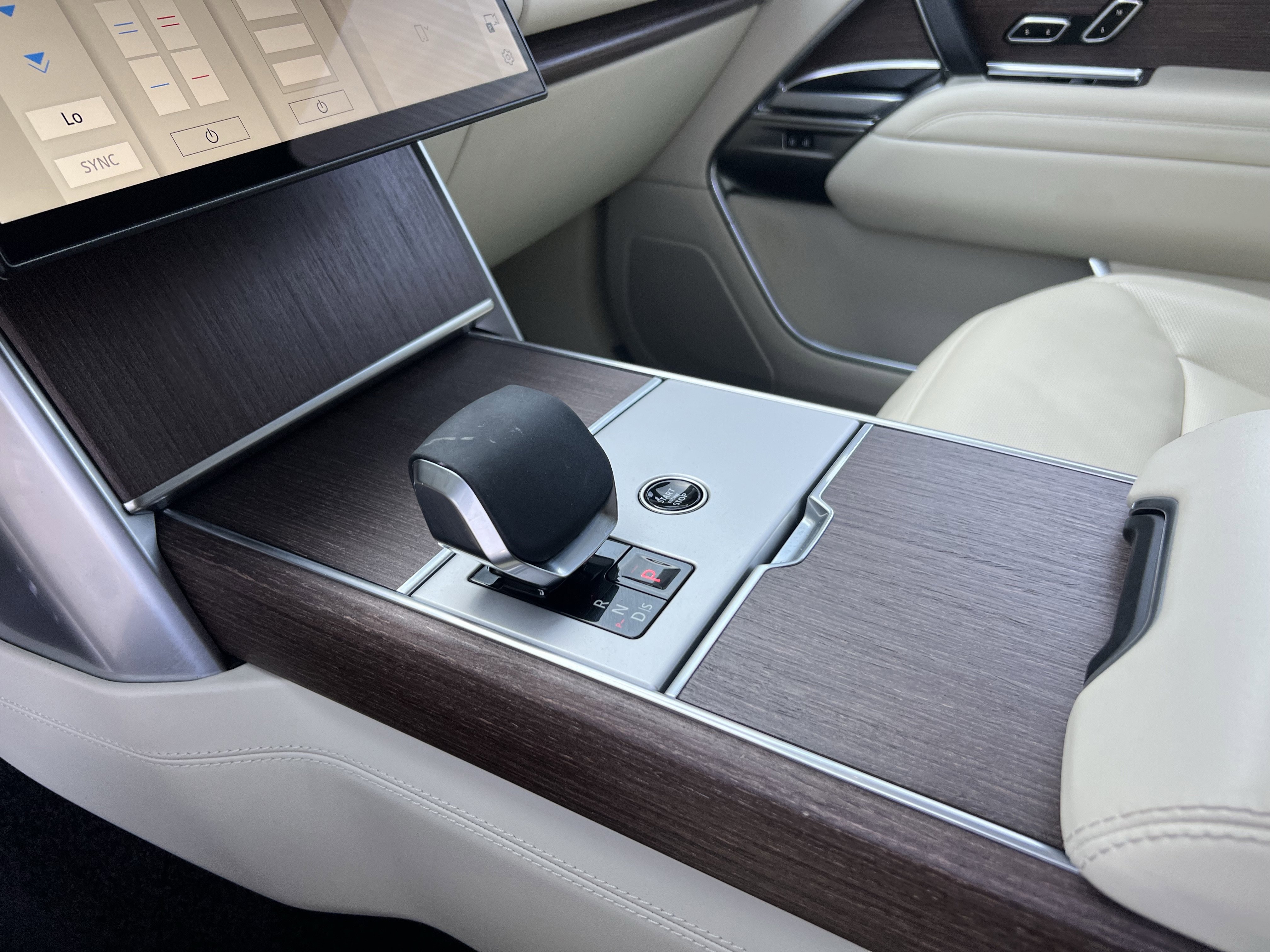 Certified 2025 Land Rover Range Rover Long Wheelbase SE image 25