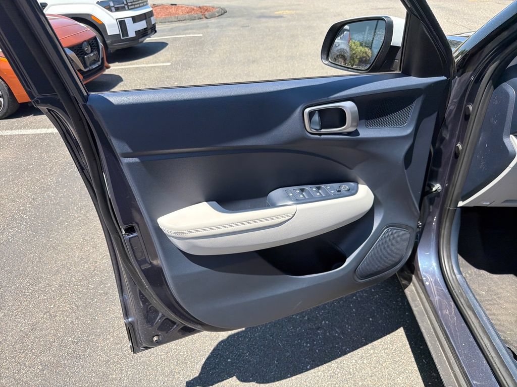 Certified 2025 Hyundai Venue Limited FWD image 13