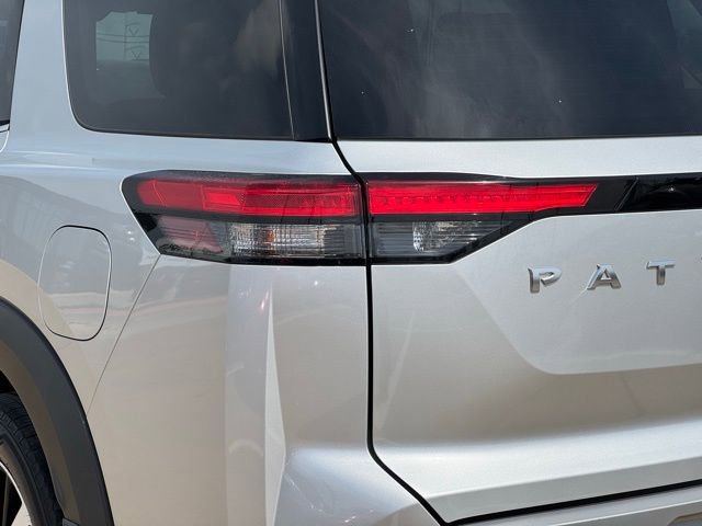 Used 2024 Nissan Pathfinder Platinum image 7