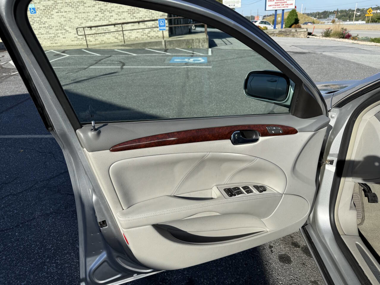 Used 2009 Buick Lucerne CXL image 10