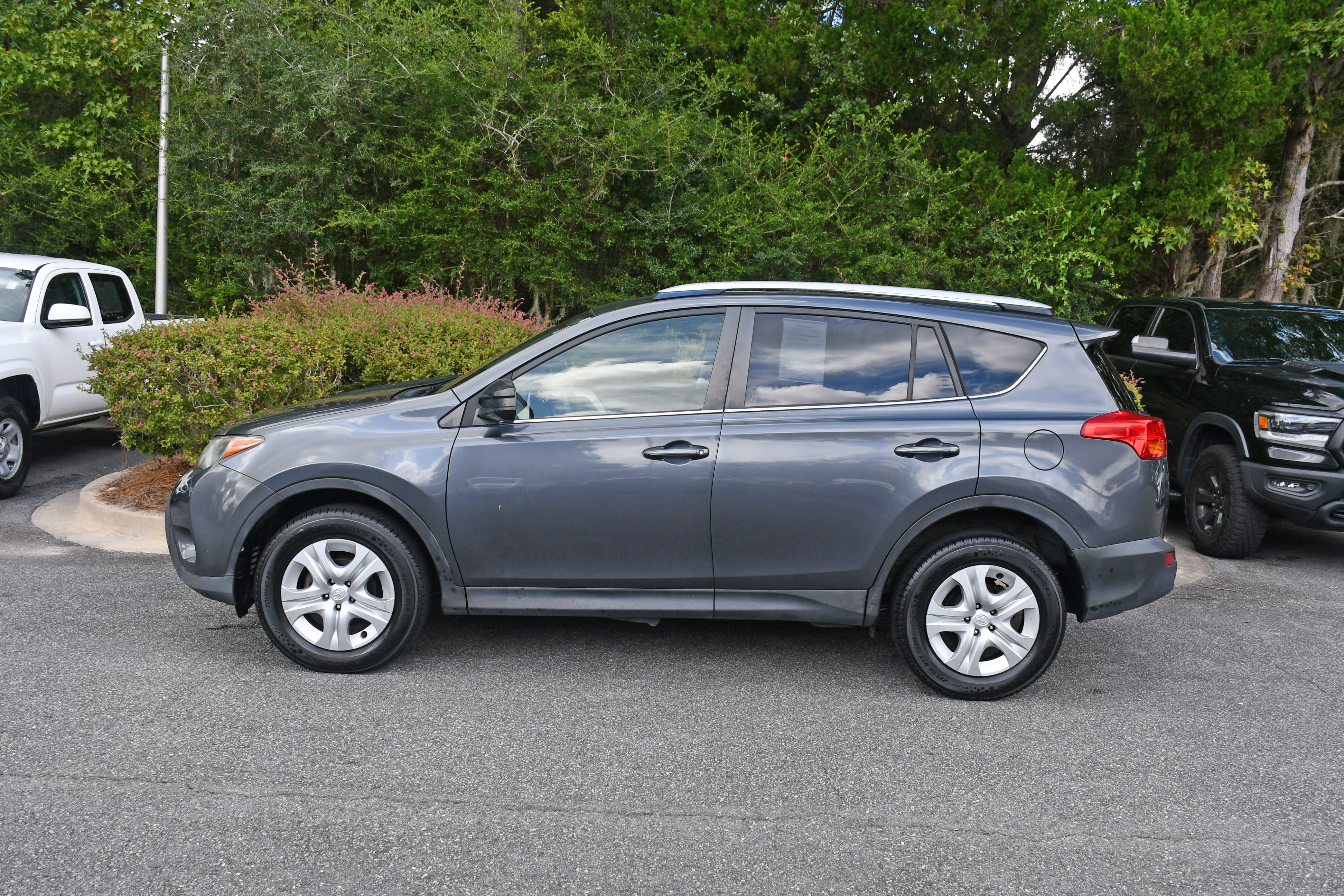 Used 2015 Toyota RAV4 LE AWD/4WD image 2