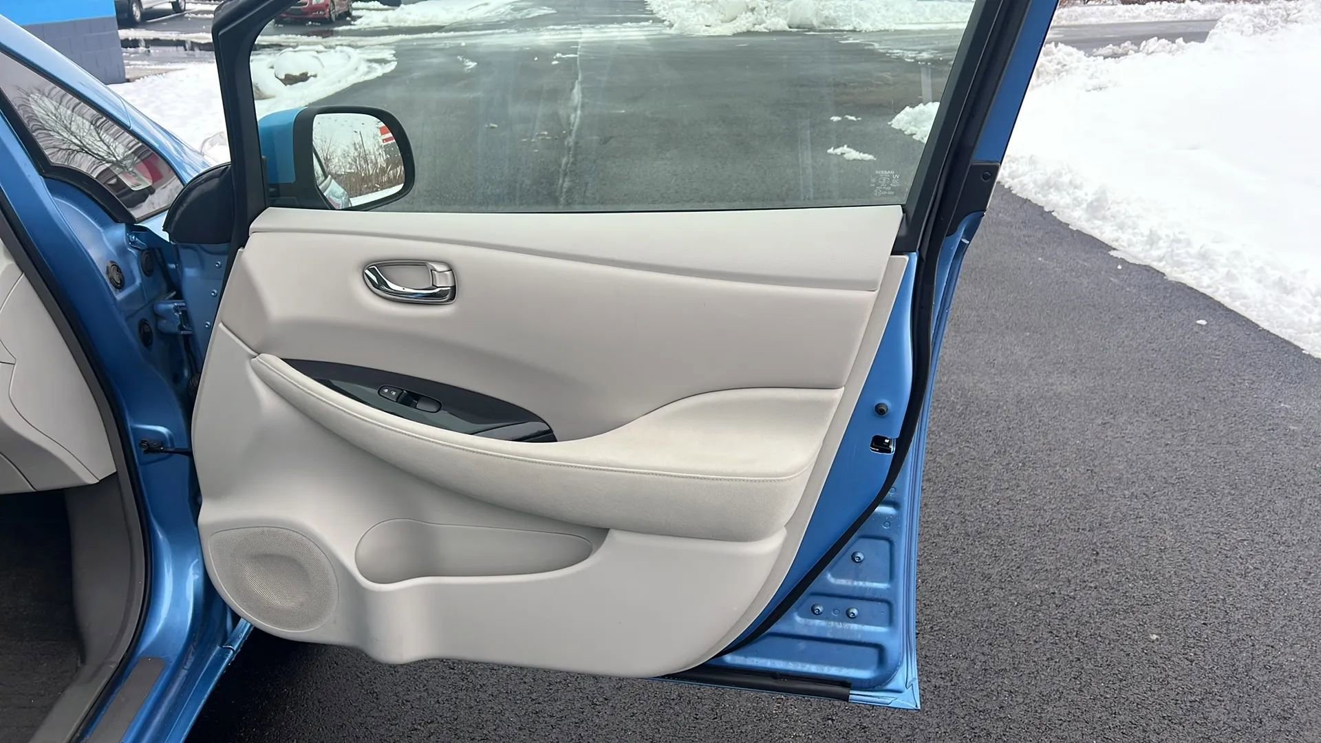 Used 2011 Nissan Leaf SL image 17