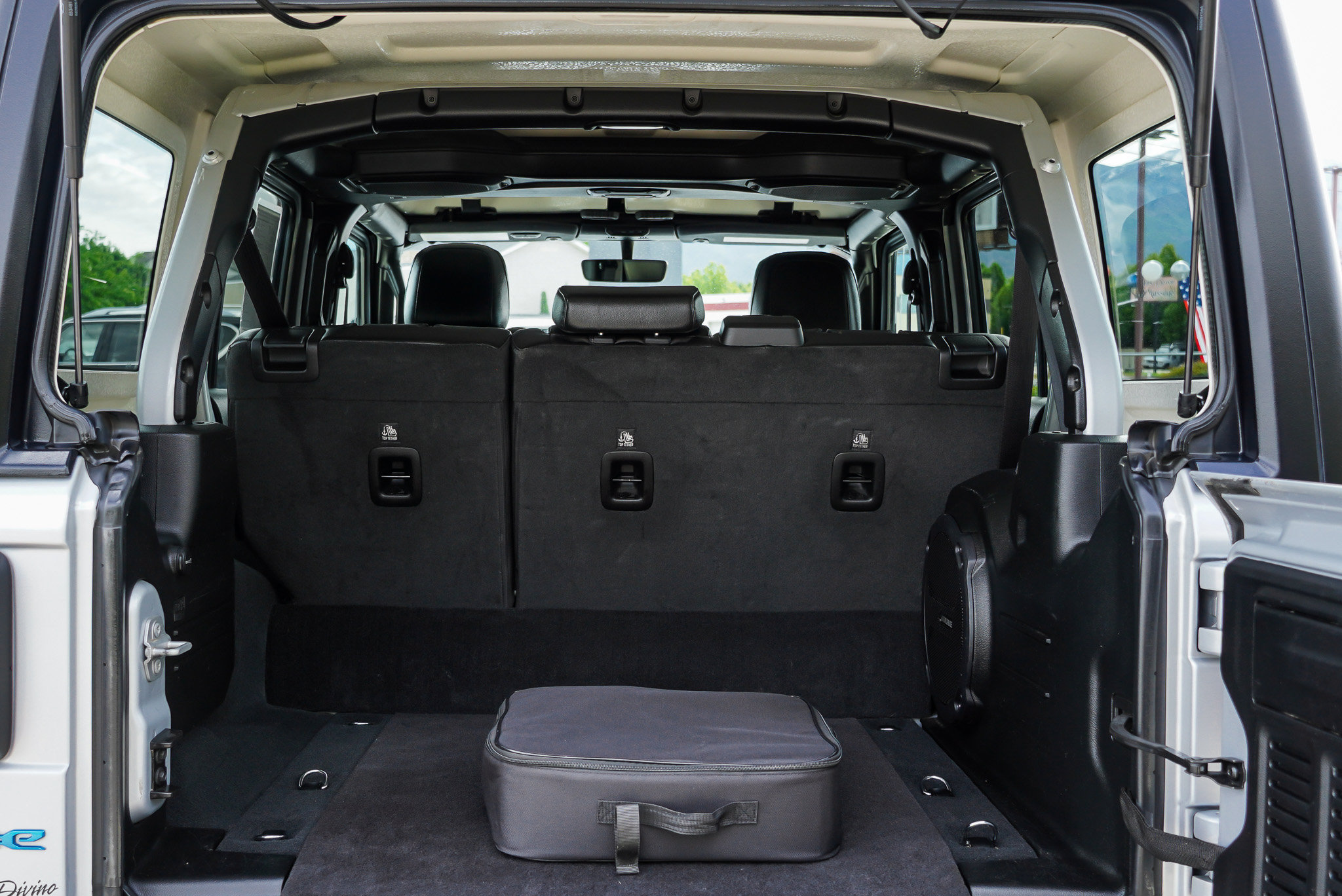 Used 2023 Jeep Wrangler Unlimited Sahara AWD/4WD image 14