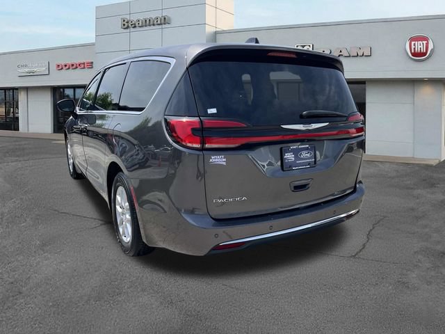 Used 2023 Chrysler Pacifica Touring-L FWD image 5