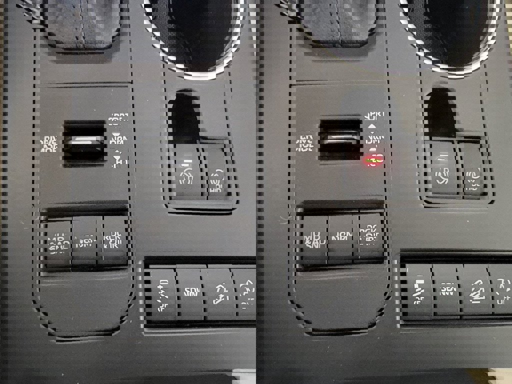 Used 2022 Toyota Highlander XLE image 25