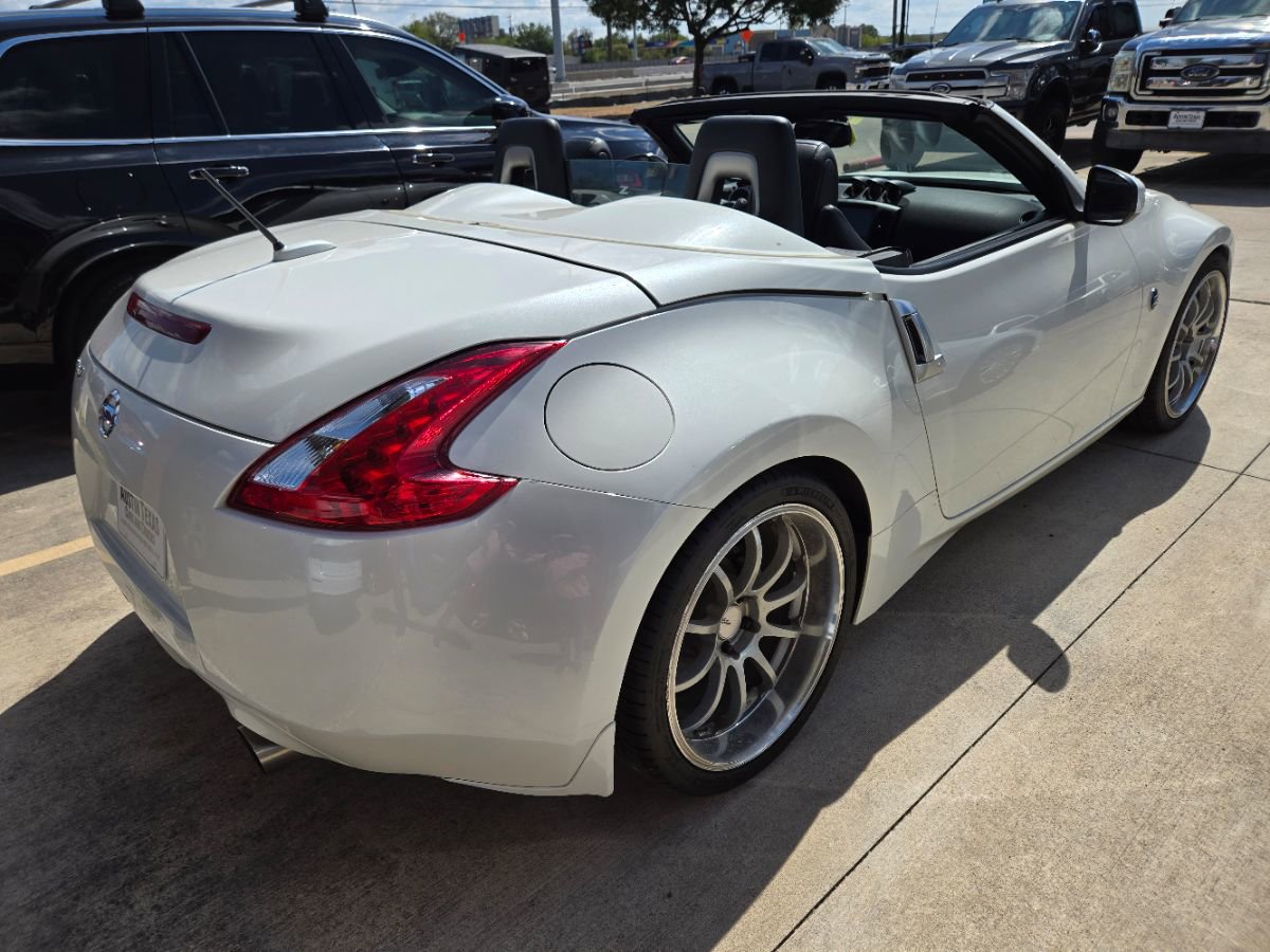 Used 2016 Nissan 370Z Touring image 2