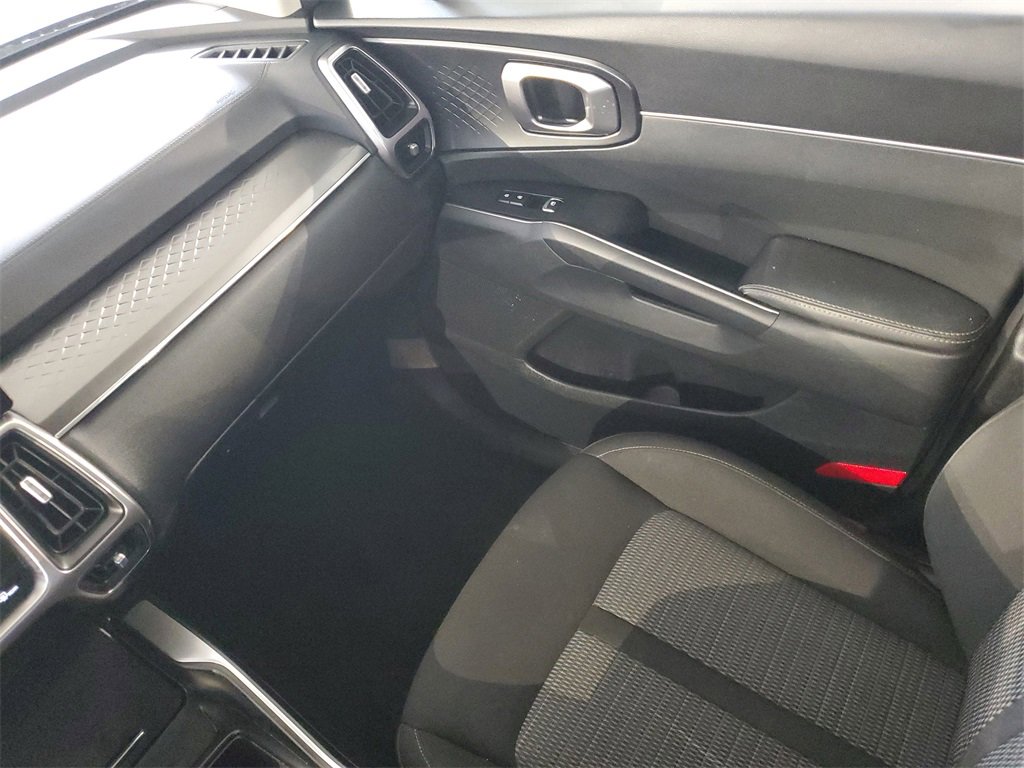 Used 2022 Kia Sorento LX image 11