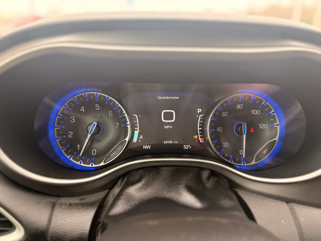 Used 2023 Chrysler Pacifica Touring-L image 31