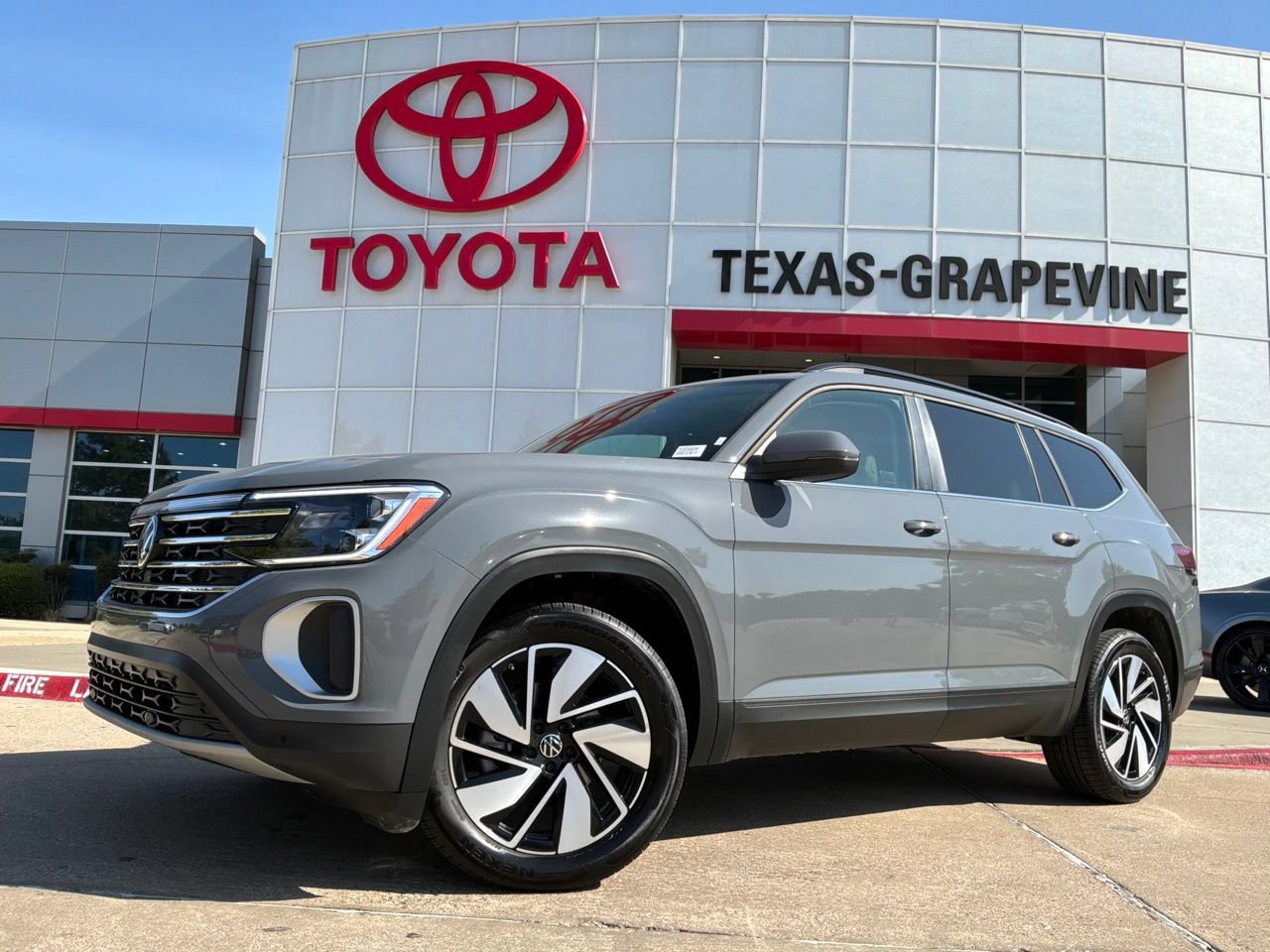Used 2026 Volkswagen Atlas SE FWD image 2