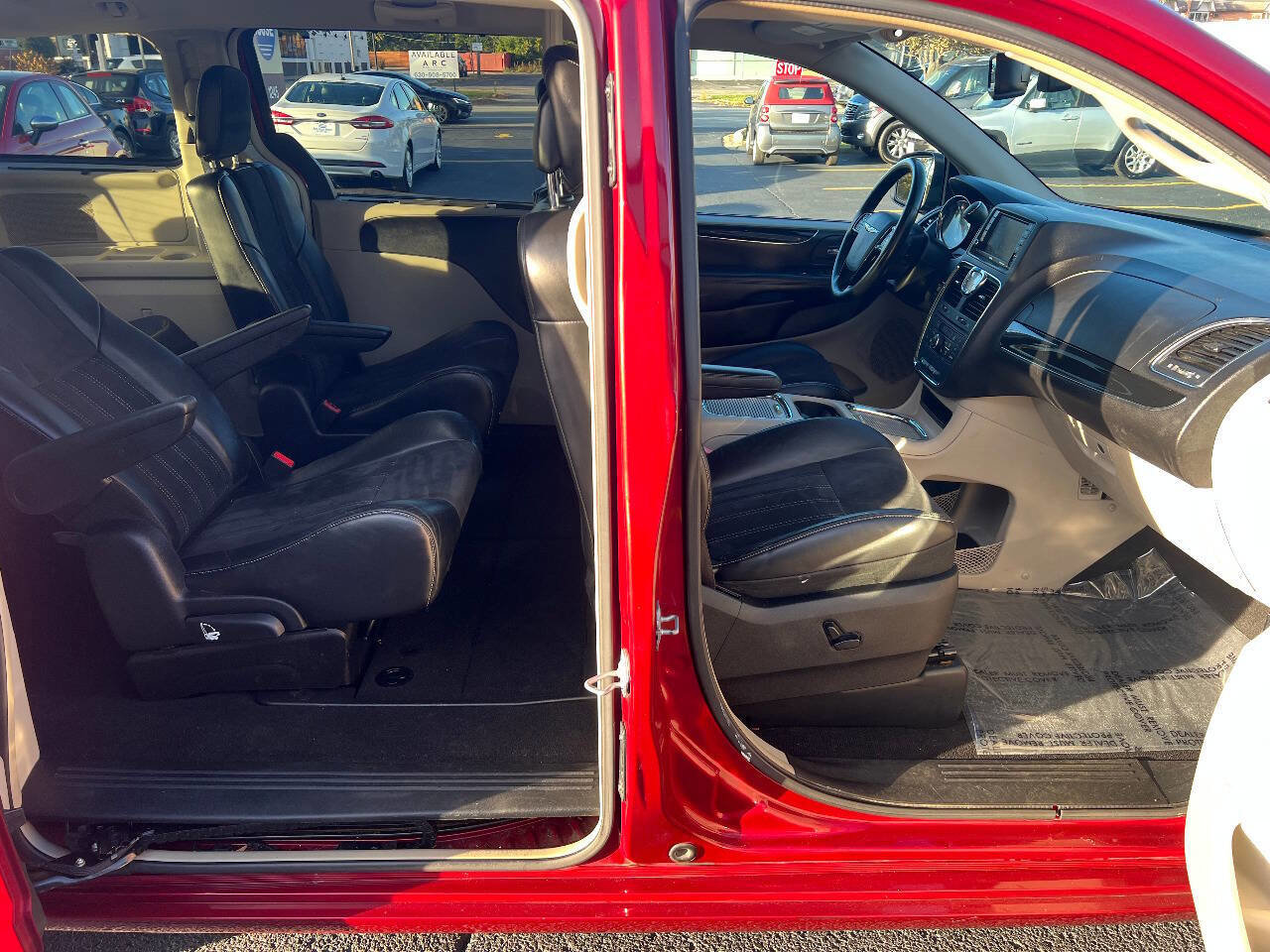 Used 2014 Chrysler Town & Country Touring-L image 32