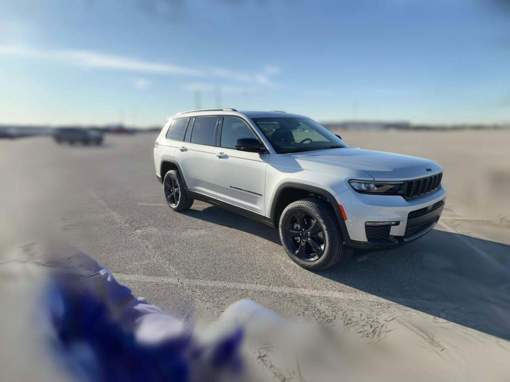 New 2025 Jeep Grand Cherokee L Limited w/ Black Appearance Package image 16